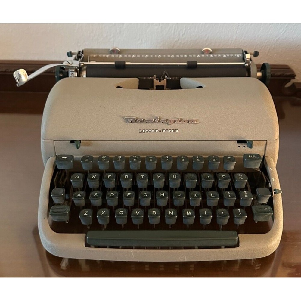 Vintage Remington Quiet Riter‎ Typewriter With Miracle Tab Green Case UNTESTED